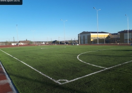 Стадион школы в Свердловской области, беговые дорожки с игровыми площадками
