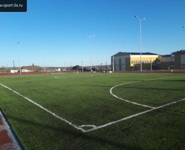 Стадион школы в Свердловской области, беговые дорожки с игровыми площадками_1