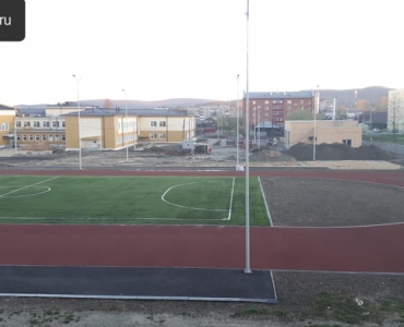 Стадион школы в Свердловской области, беговые дорожки с игровыми площадками_2