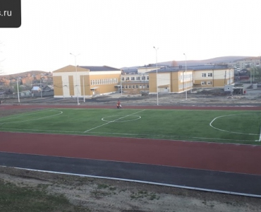 Стадион школы в Свердловской области, беговые дорожки с игровыми площадками_3