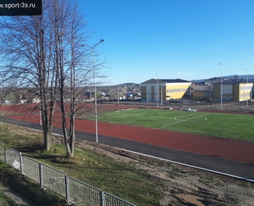 Стадион школы в Свердловской области, беговые дорожки с игровыми площадками_4